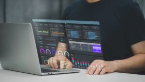 Dashboards de performance: Como transformar métricas técnicas em decisões de negócio