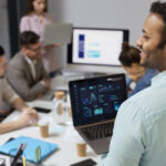 Modernização de software vai além da atualização tecnológica: descubra como empresas constroem ambientes preparados para crescer, integrar dados e incorporar novas tecnologias com segurança.