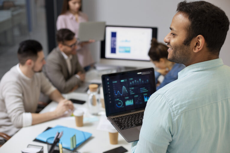 Modernização de software vai além da atualização tecnológica: descubra como empresas constroem ambientes preparados para crescer, integrar dados e incorporar novas tecnologias com segurança.