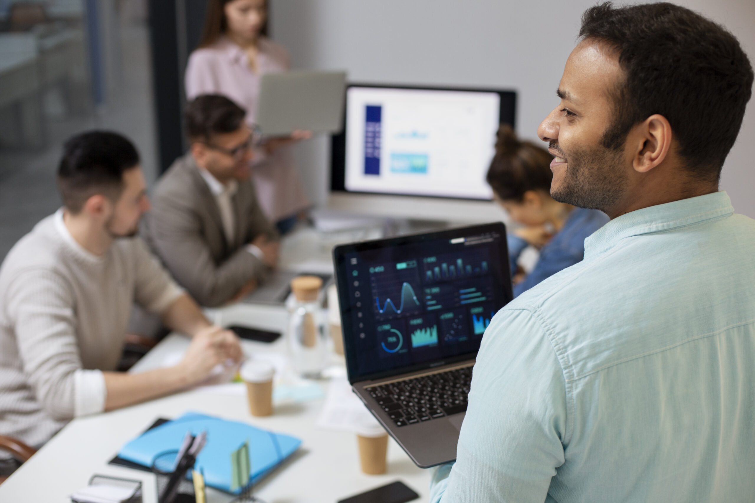 Modernização de software vai além da atualização tecnológica: descubra como empresas constroem ambientes preparados para crescer, integrar dados e incorporar novas tecnologias com segurança.