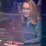 Escolher uma empresa de desenvolvimento de software vai muito além da capacidade técnica. A decisão influencia a arquitetura, a governança e a capacidade da empresa de sustentar crescimento, integrações e novas iniciativas ao longo do tempo.