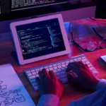 O desenvolvimento de software sob medida não deve ser o ponto de partida de uma estratégia tecnológica, mas uma resposta ao momento em que a tecnologia deixa de acompanhar a evolução da empresa.
