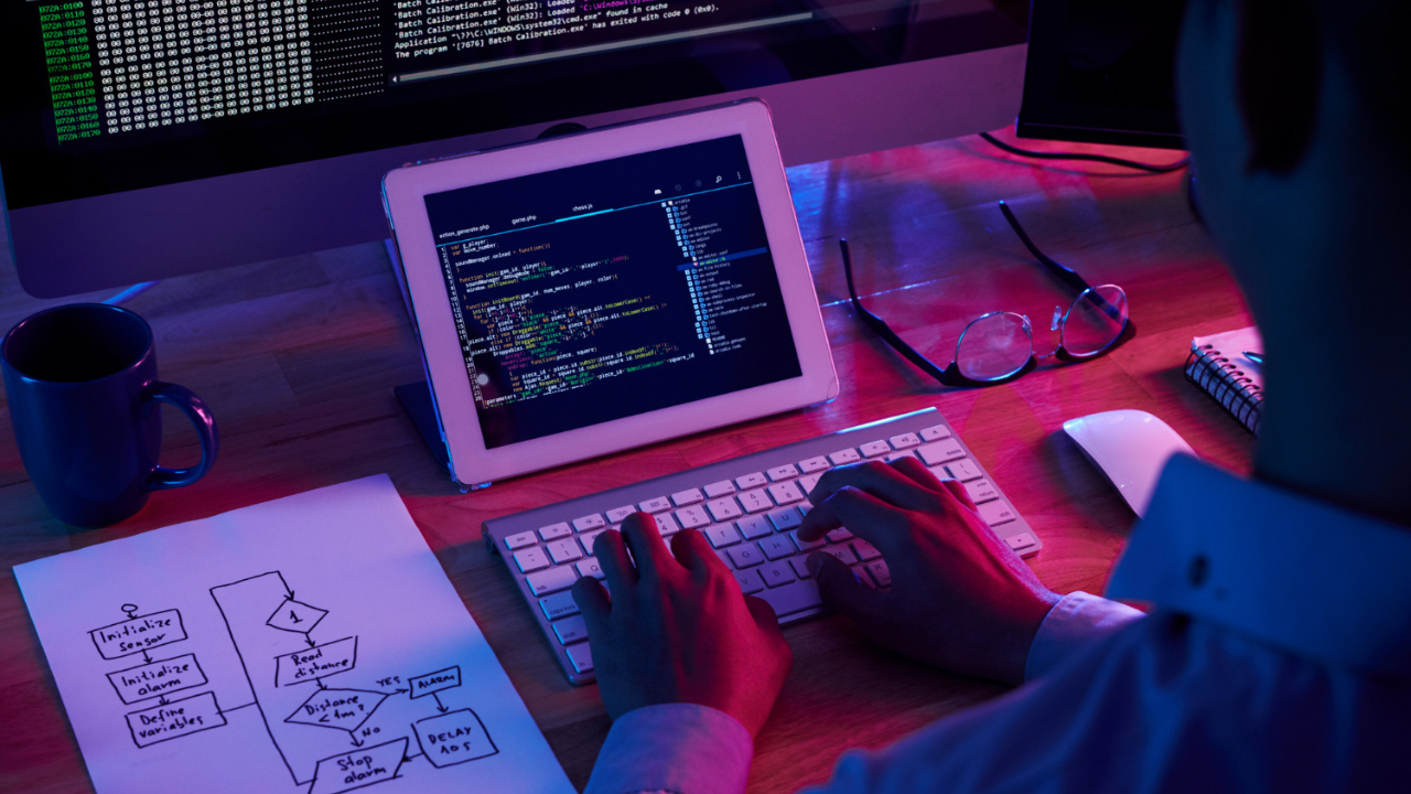O desenvolvimento de software sob medida não deve ser o ponto de partida de uma estratégia tecnológica, mas uma resposta ao momento em que a tecnologia deixa de acompanhar a evolução da empresa. 
